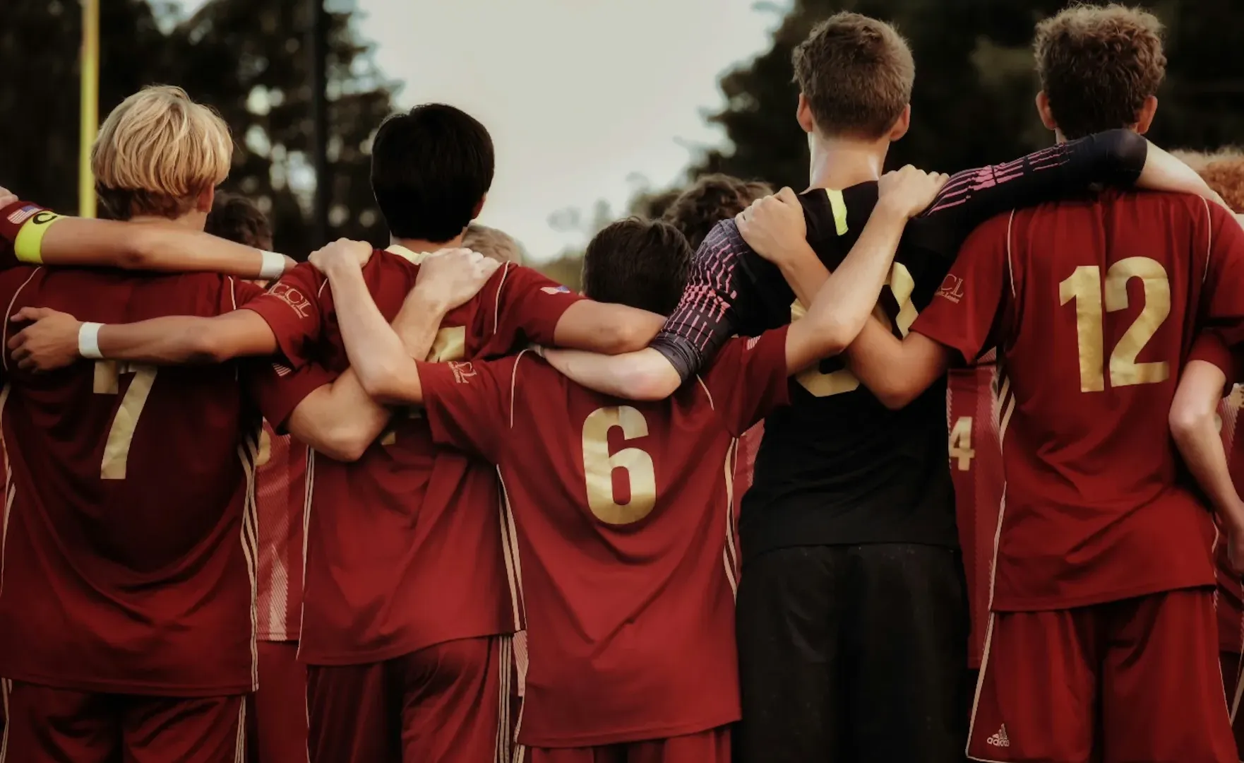 Niños jugando al fútbol en el Torneo Solidario Adán González Muñoz