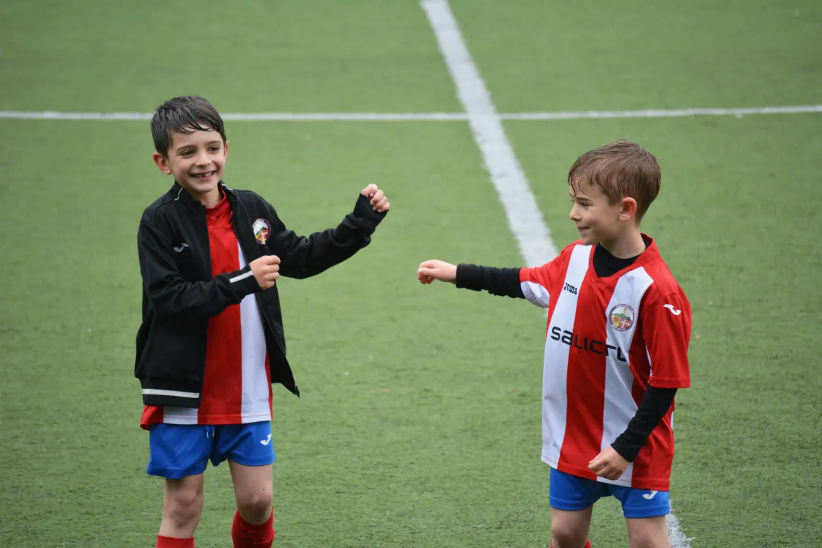 Niños celebrando en un torneo solidario de fútbol