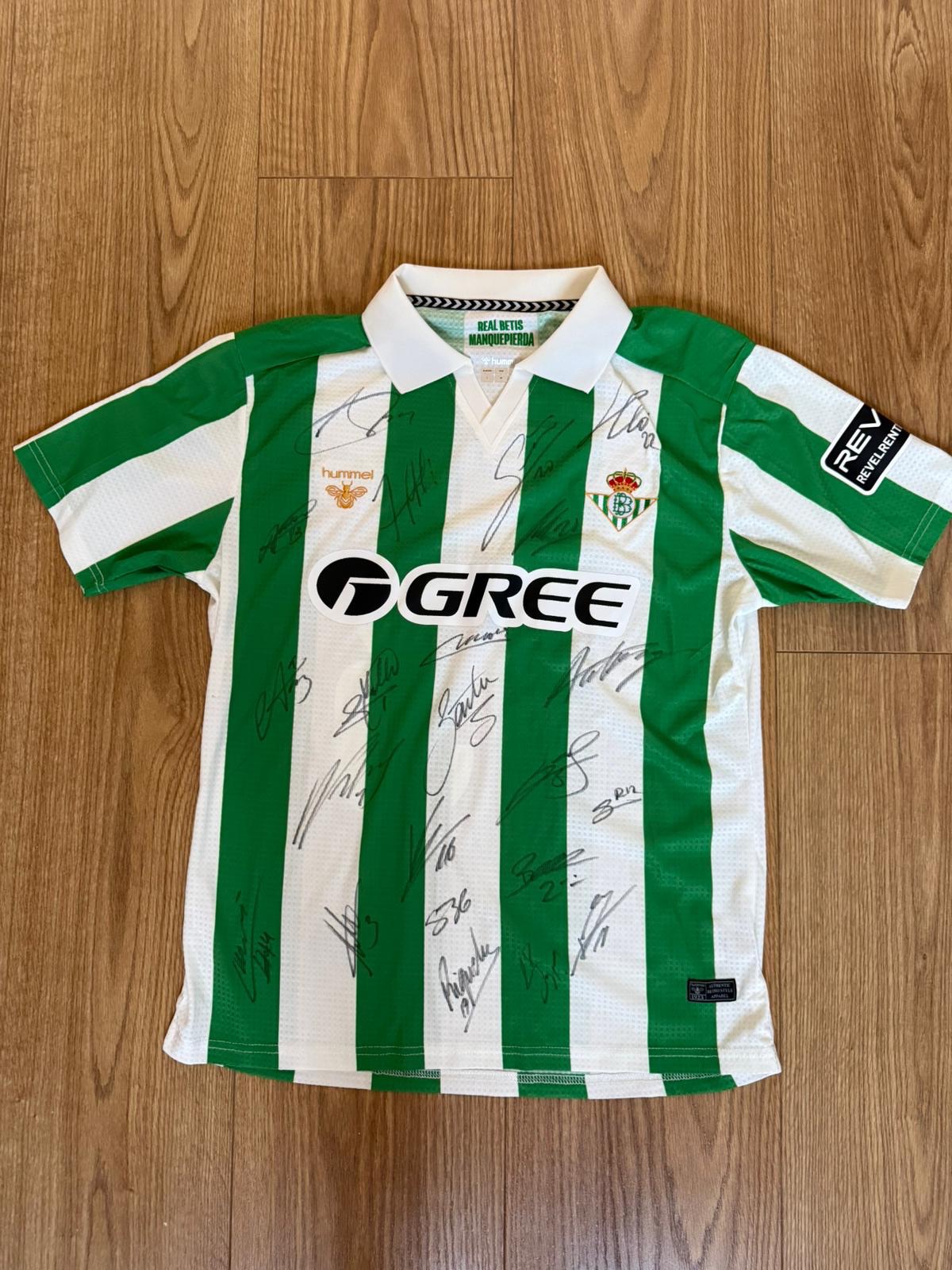 Camiseta oficial del Real Betis firmada por toda la plantilla